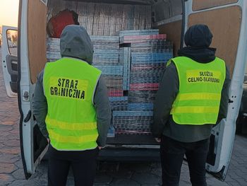 KAS i Straż Graniczna przejęły kontrabandę wartą ponad 1,5 mln zł. Dwie osoby zatrzymane