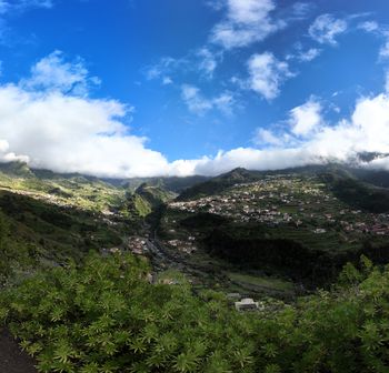 São Vicente na Maderze. Kaplica nad chmurami i wodospad przy drodze