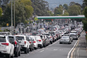 "Puste dystrybutory i ceny blisko 3 dolarów – Australia pogrąża się w kryzysie paliwowym"