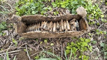 Zardzewiała skrzynia z II wojny światowej. W sadzie w Wieńcu wykopano 157 nabojów