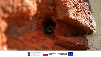 Renowacja odsłania przeszłość. Ślady walk z 1920 roku na zamku w Płocku