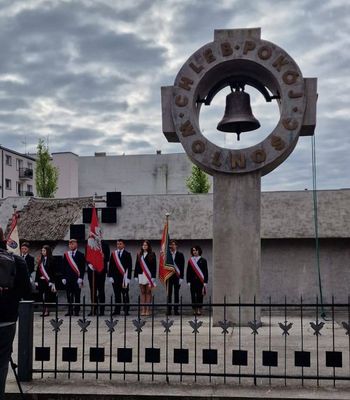 Ostatni dzwonek dla maturzystów. Uczniowie w Płocku odebrali świadectwa