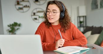 Uczysz się całego rozdziału, a potem robisz test? Badania pokazują skuteczniejszy układ nauki