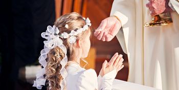 Czyje są pieniądze z komunii? Prawniczka wyjaśnia!