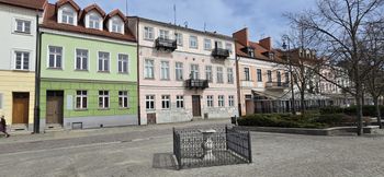 Odpadający tynk i brak remontów. Co dalej z kamienicami przy Starym Rynku?