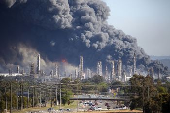 Pożar w kluczowej rafinerii. Australia na krawędzi kryzysu paliwowego