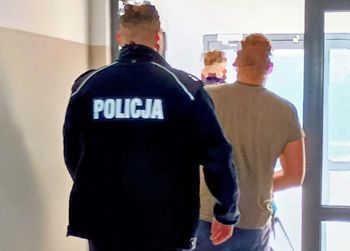 Zatrzymania po dramatycznym zdarzeniu w Sierpcu. Kobietę siłą wprowadzono do samochodu