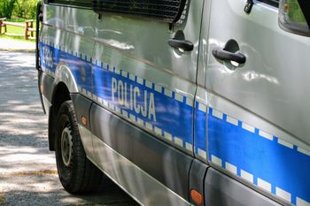 Uszkodzenie samochodu w Ostrowcu Świętokrzyskim. Straty oszacowano na 2 tys. zł