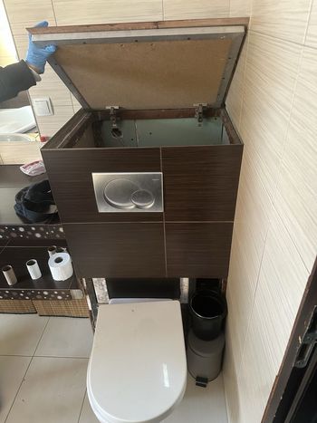 Ukrył się w spłuczce, zdradziła go stopa. Seria zatrzymań w regionie łomżyńskim