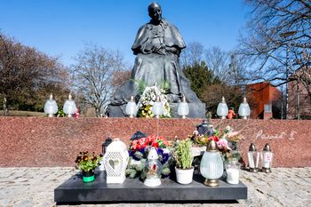 21:37 - pamiętamy... Kwiaty i "Barka" pod Pomnikiem św. Jana Pawła II [fotorelacja]