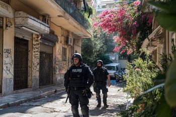 Strzały w sercu Aten. 89-letni napastnik poszukiwany po serii ataków