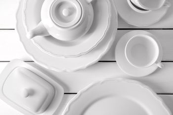 Jakie składniki są potrzebne do produkcji porcelany?