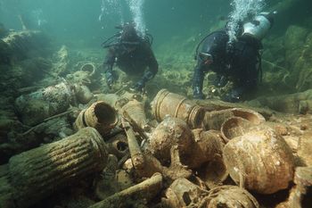 Rzymski skarb spod lustra jeziora. Archeolodzy wydobyli ponad 1000 artefaktów sprzed dwóch tysięcy lat