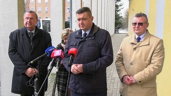 Konferencja PiS w Pile: politycy komentują SAFE, Trybunał i zwolnienia w Signify