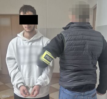 Podszywali się pod bliskich i bankowców. Wpadli przy bankomacie z gotówką