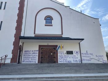 Profanacja kościoła w Trzebini. Nieznani sprawcy zdewastowali świątynię sprejem