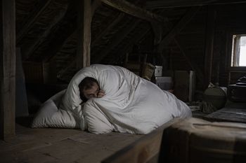 Schował się pod kołdrą na strychu. Tak próbował uniknąć więzienia