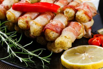 Takich szaszłyków jeszcze nie jadłaś. Chrupiący boczek, kremowe halloumi i soczysta cukinia