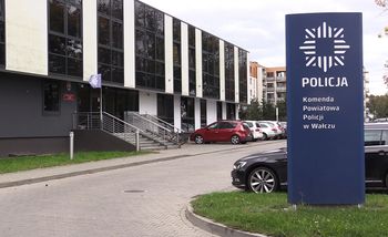 Śmierć w bloku w Wałczu. Agresor usłyszał najcięższy zarzut i trafił za kraty