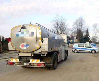 Policja zatrzymała ciężarówkę z wyciekiem mleka. Opony nadawały się tylko do utylizacji!