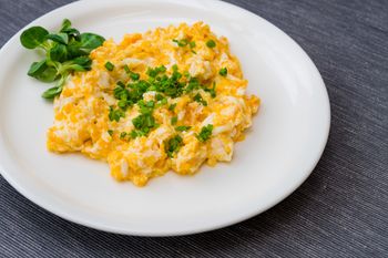 Jajecznica "na zielono": awokado, rukola i pomidorki. Szybkie śniadanie, które naprawdę karmi