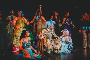 Znów pomagają przez sztukę. "BLUE. Płockie Syrenarium" wraca do teatru