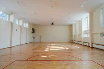 Sala sportowa w "Małachowiance" jak nowa. Zyskała też ściankę wspinaczkową