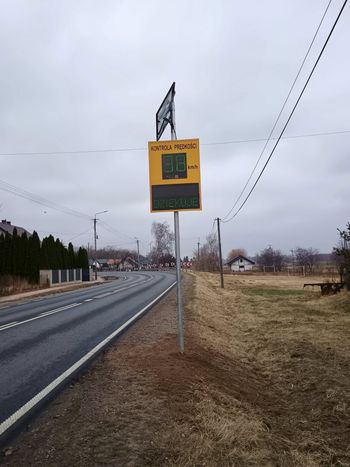 Elektroniczny wyświetlacz prędkości w Popłacinie – większe bezpieczeństwo na drodze!