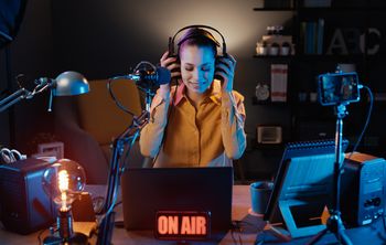 RMF FM dominuje w miastach, ale lokalni gracze wracają do gry. Najnowsze dane Radio Track (VIII 2025 – I 2026)