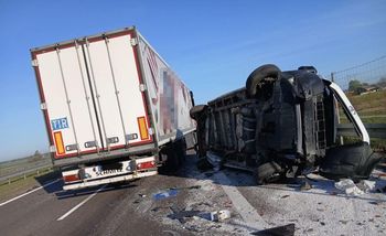 Seria zdarzeń na ekspresówce. Najpierw łoś, potem lawina kolizji – policjant trafił do szpitala