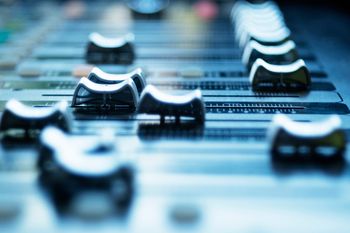 RMF FM nadal liderem rynku radiowego. Radio ZET na drugim miejscu, Jedynka najwyżej wśród stacji publicznych