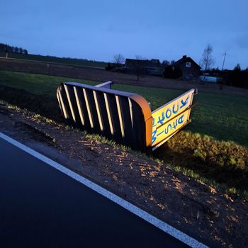 Silny wiatr w regionie. Strażacy interweniują – powalone drzewa i uszkodzony przystanek!