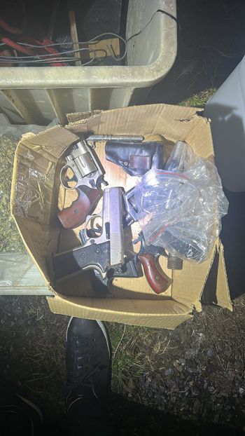 "Arsenał jak z filmu gangsterskiego". W Małopolsce zatrzymano ogromną ilość broni, narkotyków i nielegalnego alkoholu