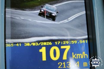 Pędził 107 km/h przez teren zabudowany. Stracił prawo jazdy i dostał wysoki mandat
