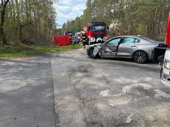 Tragedia na krajowej "42" w powiecie starachowickim. 20-letni motocyklista zginął w zderzeniu z Volvo [zdjęcia]