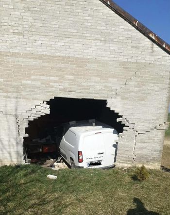 Wbił się autem w budynek gospodarczy. Groźny poranek w Stryczowicach