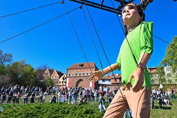Pedro podczas spaceru nad Wisłą podziwiał panoramę toruńskich zabytków [fotorelacja]