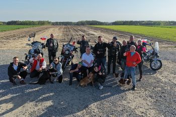 Pomóż zwierzętom w Płocku – zbiórka dla podopiecznych OTOZ Animals Płock. Dołącz do akcji Dronów nad Wisłą i Moto Blachersów!