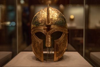 "Złoty hełm Daków wraca do domu". Skarb sprzed 2500 lat odzyskany ponad rok po spektakularnej kradzieży w Holandii