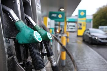 "Ulga na stacjach, ale kieszenie kierowców wciąż bolą" – w Irlandii spadają ceny paliw po obniżce akcyzy