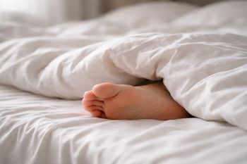 Wystawiasz nogi spod kołdry w nocy? Twoje ciało właśnie mówi ci coś ważnego