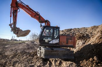 Śmieciowy biznes pod lupą służb. 16 osób zatrzymanych w sprawie nielegalnych odpadów