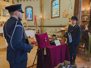 Policyjna asysta honorowa w Słupnie. Pożegnano Artura Mroczek