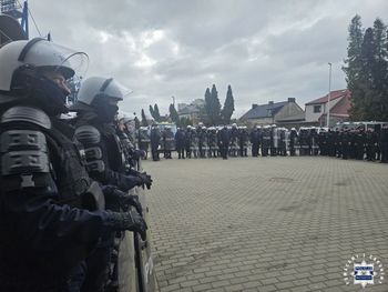 Policyjne ćwiczenia na stadionie w Ostrowcu Świętokrzyskim. Ponad 160 funkcjonariuszy trenowało działania podczas meczów