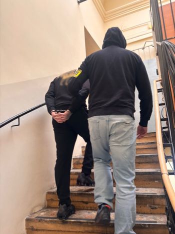 Gaz pieprzowy wymierzony w influencerów. Policjanci rozliczyli sprawcę