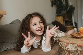 Jak budować pewność siebie u dziecka na co dzień – małe kroki, duży efekt