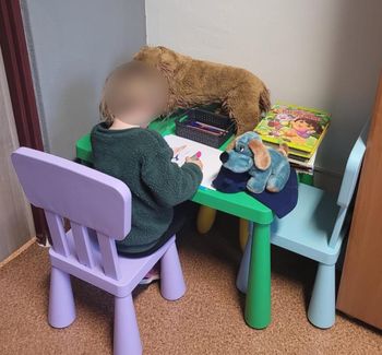 Samotna 3-latka na ulicy. Czujność mieszkańców i szybka akcja policji zapobiegły tragedii