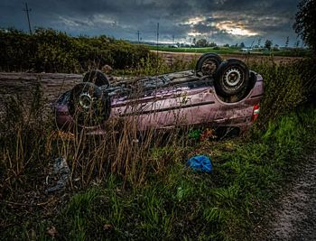 Ukradł hondę i dachował — miał prawie 2,5 promila. Grozi mu 5 lat więzienia