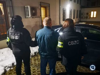 Zatrzymani dwaj lekarze oraz ich "pacjenci" odpowiedzą za nielegalny obrót produktami leczniczymi