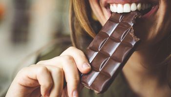 Naukowcy odkryli, że można jeść tyle czekolady, ile tylko się chce. Z jednego, szokującego powodu!